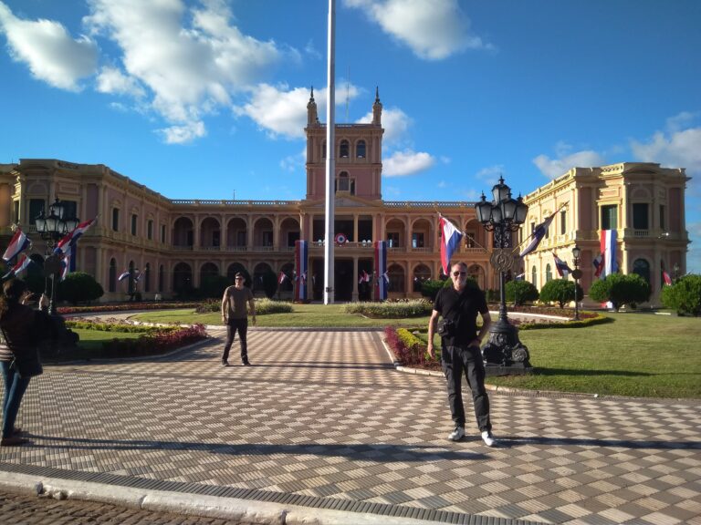 En Paraguay, delante del palacio del gobierno en Asunción.