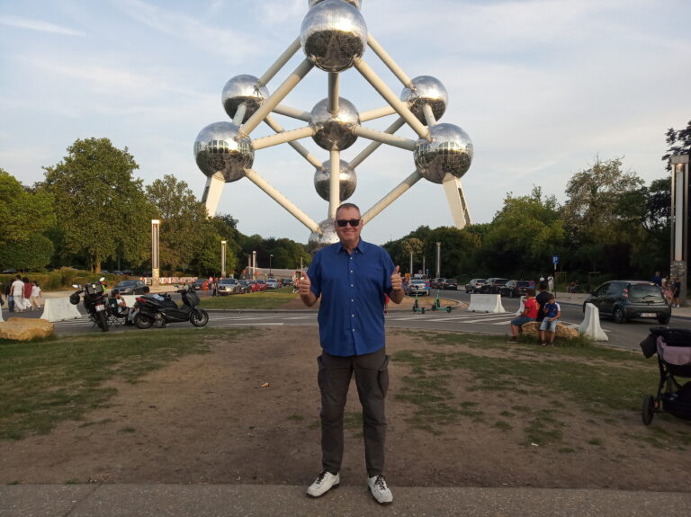 En Bélgica, delante del Atomium, símbolo de la ciudad de Bruselas.